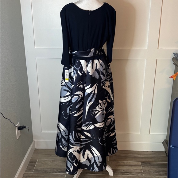 R & M Richard’s Elegant Black and White High-Low Dress size 14 - Picture 4 of 6